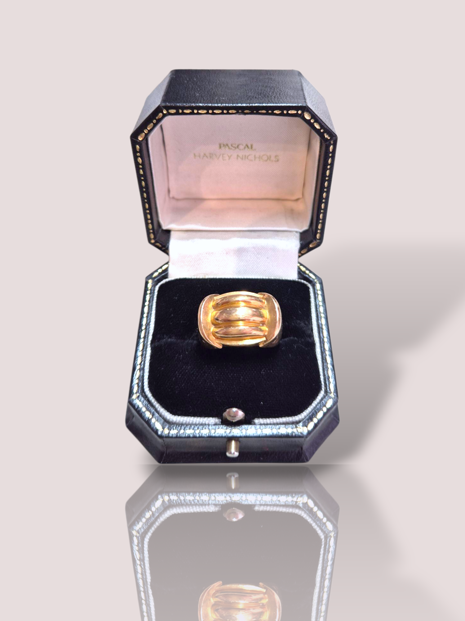 Deze prachtige vintage 18k geel gouden massieve ring is een tijdloos stuk dat elke outfit naar een hoger niveau tilt. De ring heeft een klassiek ontwerp en is voorzien van prachtige details die vakmanschap uitstralen. Draag deze ring solo voor een subtiele touch of combineer hem met andere gouden sieraden voor een statement look. Met deze ring heb je altijd een eyecatcher om je vinger.

De ring is 1,3 cm hoog en 1,8 cm breed, de ring kan eventueel op maat vermaakt worden.