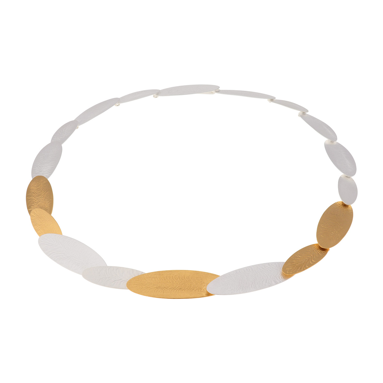 Lengte: 48cm

Het merk DECO ECHO is een combinatie van modern design en traditioneel vakmanschap. Door de strakke lijnen en unieke vormen zijn deze sieraden stuk voor stuk een klein kunstwerkje. De sieraden zijn gemaakt van sterling zilver. Ook wordt er gebruik gemaakt van verguld zilver.
