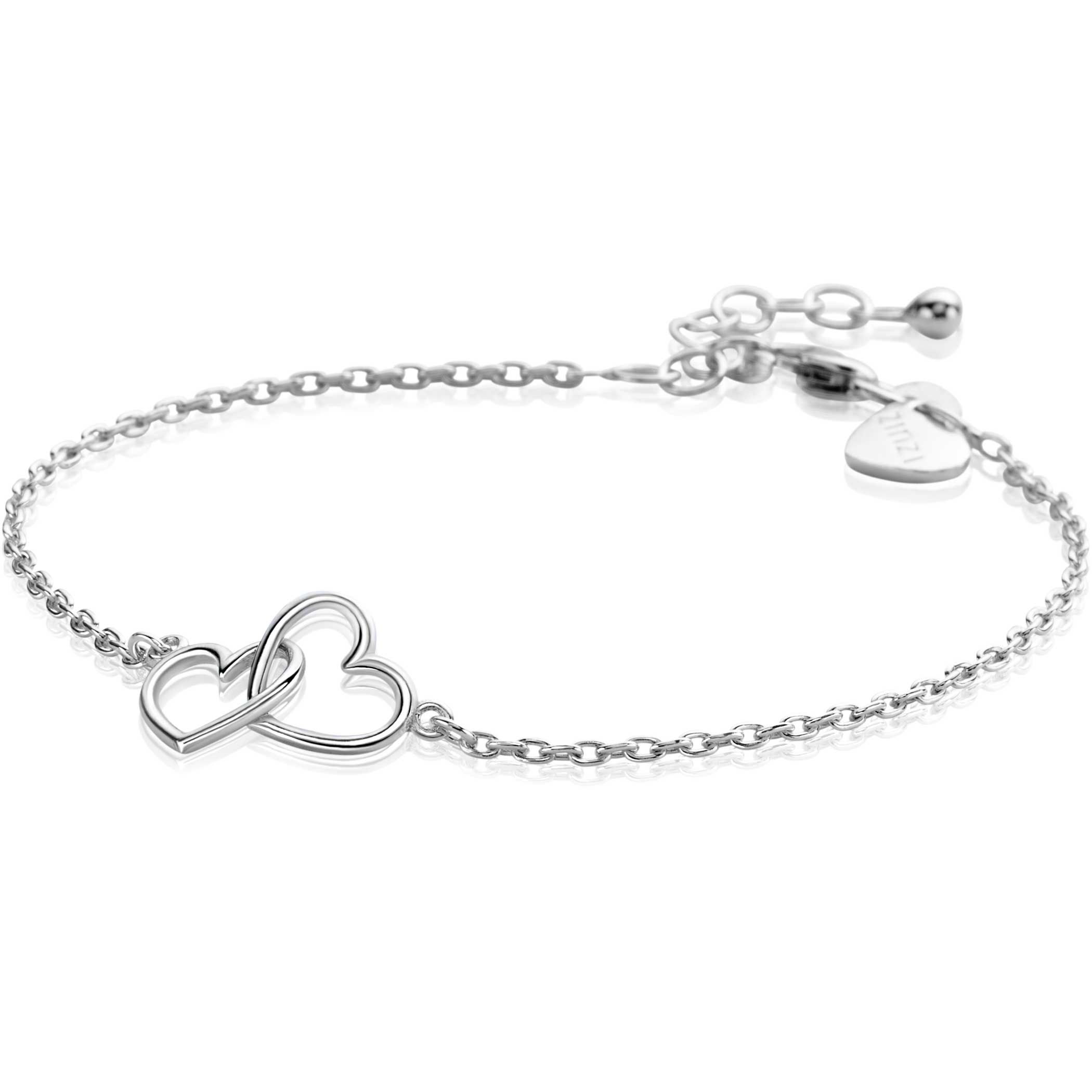 ZINZI zilveren armband met in het midden twee hartjes mooi verbonden met elkaar. De twee hartjes zijn samen 16 mm lang. De lengte van deze armband is te variëren tussen 16,5 en 19,5 cm. Met herkenbaar Zinzi hartje bij de sluiting. Vervaardigd van eerste gehalte zilver (925) en met extra rodiumlaag voor een langdurige glans.