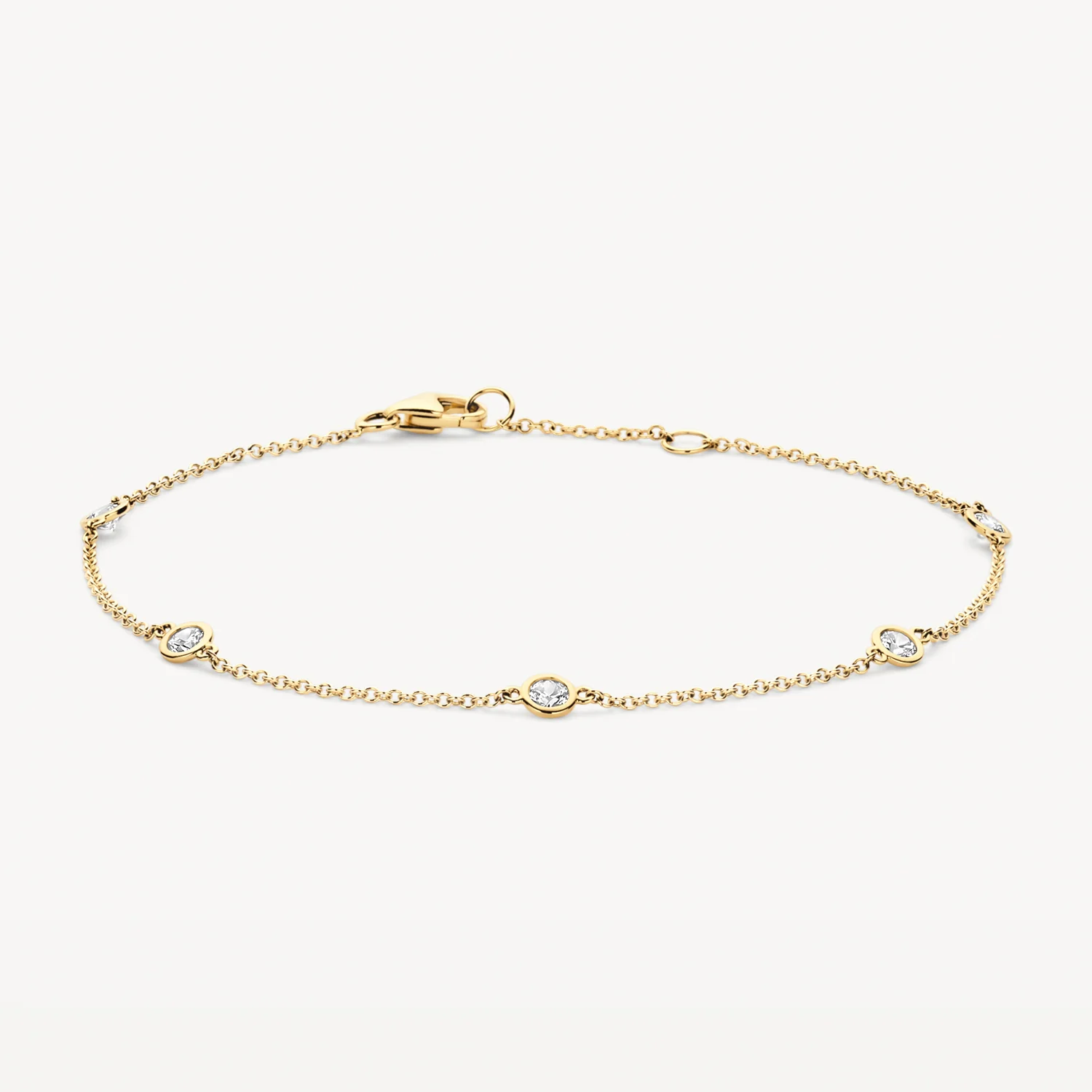 Glinsterende zirkonia in gladomzetting (3,4 mm) en 14k geelgoud maken van deze armband een geraffineerde blikvanger. De band is 18 cm lang en heeft een karabijnsluiting. Mooi op zichzelf of mix en match met andere armbanden uit onze collectie, bijvoorbeeld met collier 3172YZI.