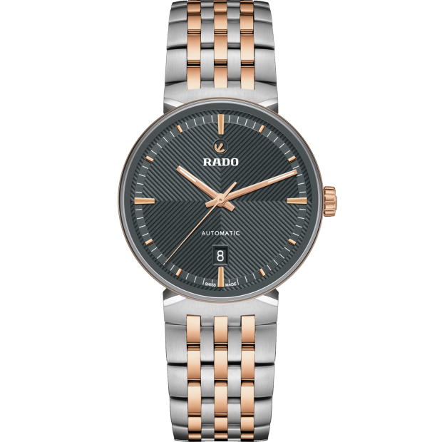 Ontdek de tijdloze mix van Zwitserse precisie en elegantie met de iconische Rado Florence. De 39 mm kast is bekroond met een randloos saffierglas, met een gemetalliseerde rand die past bij de roestvrijstalen kast. Dit saffierglas fungeert zowel als beschermende voorkant als bezel en is naadloos geïntegreerd in de kast om het iconische, verfijnde profiel van de Florence te versterken. De grijze wijzerplaat, die dienstdoet als een theaterdecor, toont extreme aandacht voor detail met zijn verfijnde reliëfpatroon. De contrasterende roségoudkleurige opgelegde uurmarkeringen, bekroond door het bewegende Rado-ankersymbool, afgewerkt met borstelen en polijsten, creëren een hypnotiserend contrast met de grijze achtergrond. De kast wordt gecompleteerd door een tweekleurige band die gepolijste roségoudkleurige PVD-gecoate roestvrijstalen schakels combineert met geborstelde roestvrijstalen schakels, beveiligd door een roestvrijstalen drievoudige sluiting. Onder de kastvormige saffierkristallen achterkant schuilt de ziel van de Florence: het Automatic R763 kaliber. Het levert een hoge nauwkeurigheid en een robuuste gangreserve van 80 uur, wat Rado's streven naar perfectie onderstreept.