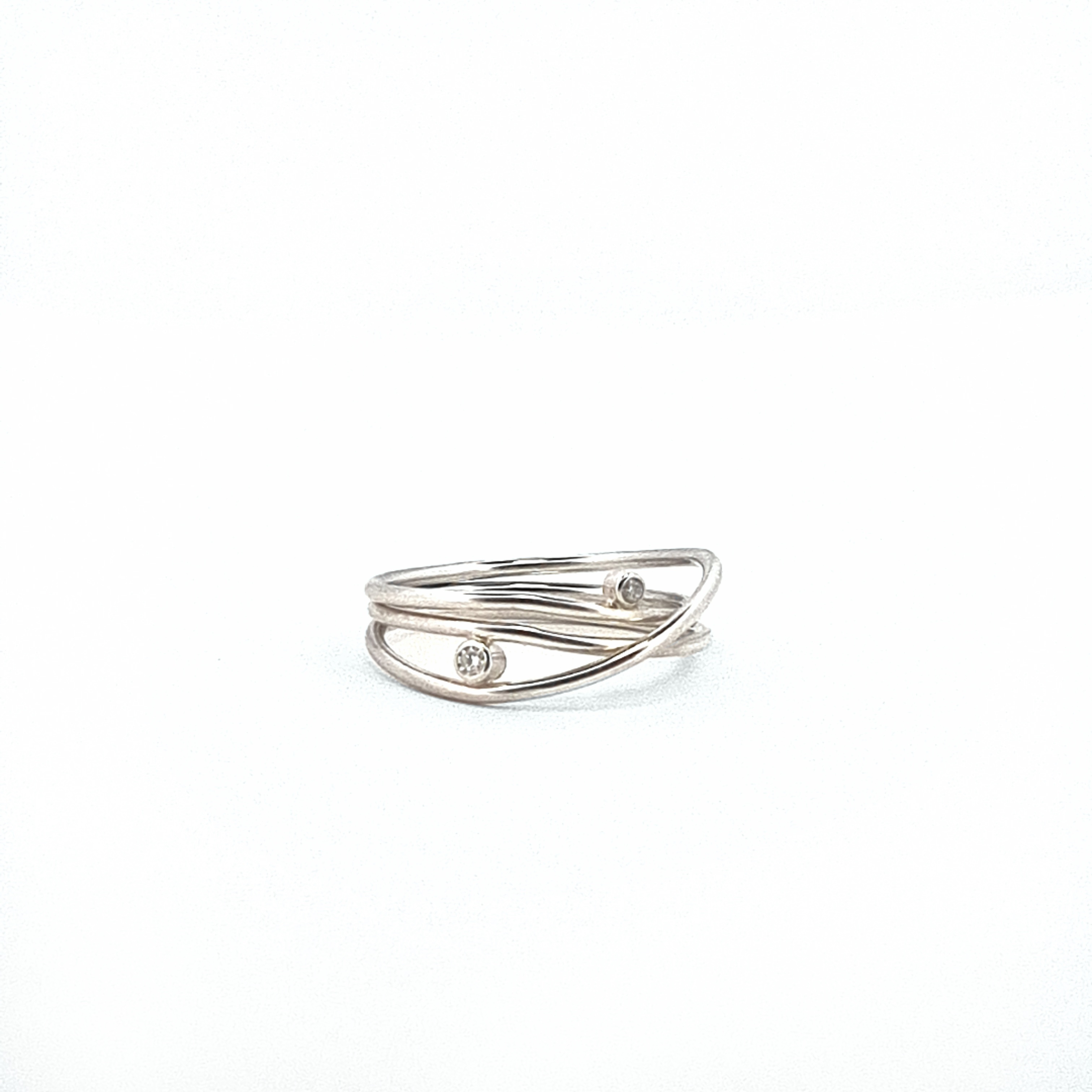 Sierlijke verfijnde draden laten deze ontwerpen voor zichzelf spreken. Met een letterlijke twist zijn deze sieraden goed draagbaar en makkelijk te combineren. Een energieke wikkel van sierlijkheid die jou laat stralen. Elk sieraad wordt met de hand gemaakt in ons eigen atelier en ontstaat spontaan op gevoel. Jouw Twist is dus altijd uniek.

Maak een afspraak en kom deze ring eens passen! Of bestel haar gelijk, dan sturen we deze mooi verpakt naar je toe.