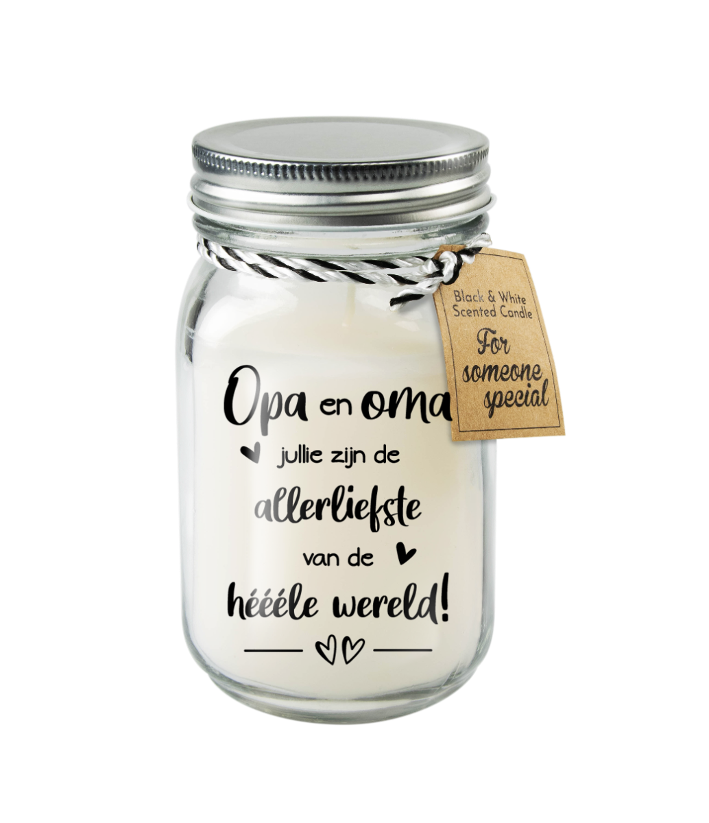  Deze black & white scented candle - Opa en Oma is een geurkaars in een mooie glazen pot, bevat 340 gram kaarsvet en heeft hierdoor ongeveer 80 branduren.