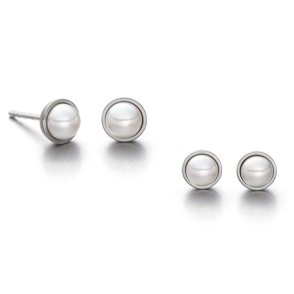 Oorstekers van gerhodineerd zilver met 6.5mm zoetwater parel.

Eva Strepp maakt sieraden met parels, maar dan nét even anders. Minimalistisch, licht en modern. Draagbaar voor elke dag en toch bijzonder.

Elke parel wordt met grote zorg geselecteerd. De kleuren variëren van koelblauw tot warmroze en crèmetinten. Zacht van toon, maar met een schittering die opvalt. In zilver worden juist de koelere tinten benadrukt, in goud de warmere. Zo komt het karakter van elke parel helemaal tot zijn recht.

Wat we zo mooi vinden aan Eva Strepp? De eenvoud. Geen franje, geen overdaad. Alleen wat nodig is om de schoonheid van de parel te laten spreken. En dat in een vormgeving die net zo verfijnd is als het vakmanschap erachter.

Kom gerust eens kijken. De sieraden van Eva Strepp moet je eigenlijk in het echt zien. En passen. Want eenmaal om wil je ze niet meer afdoen.