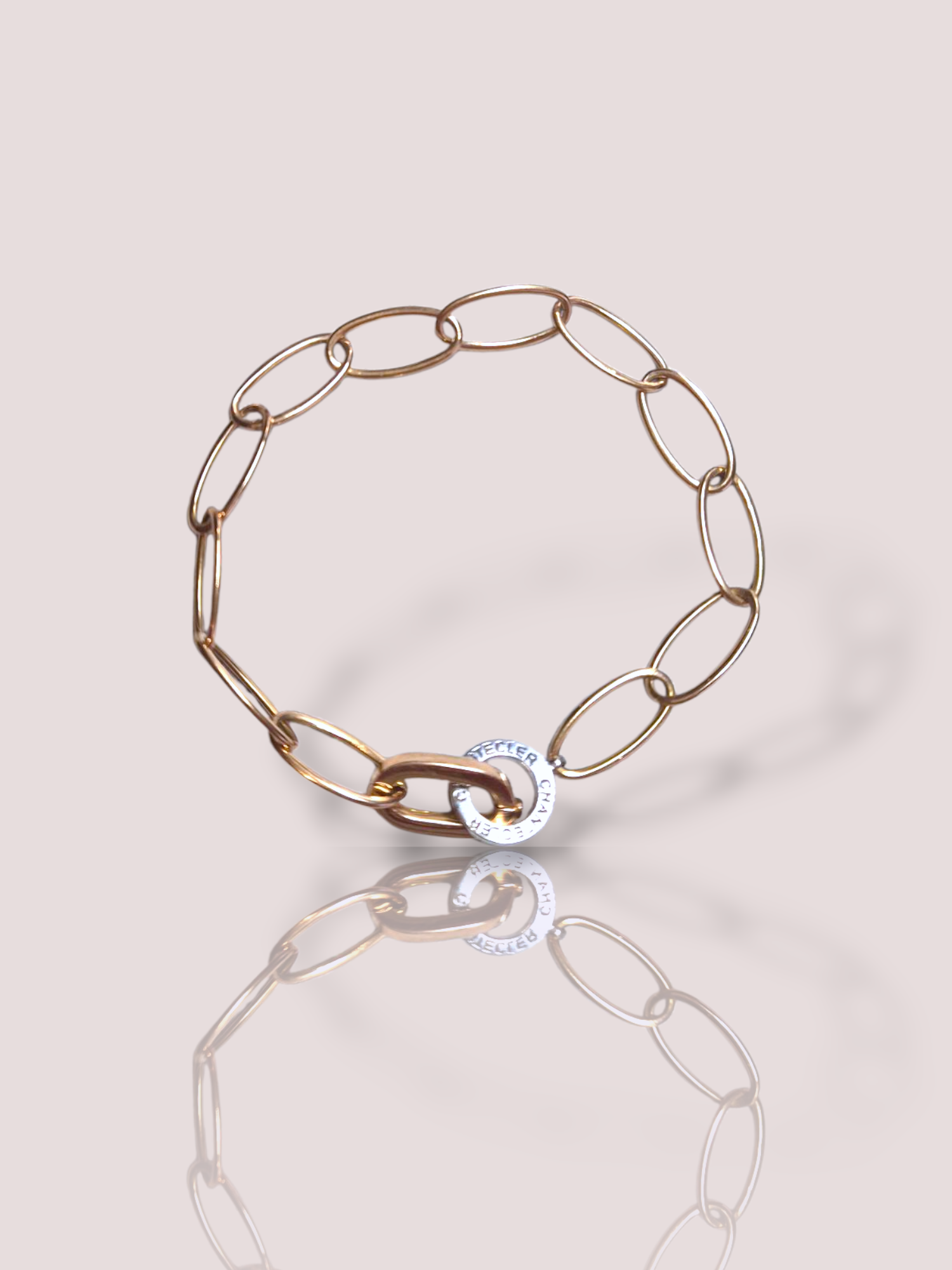 De Vintage Chantecler schakelarmband is gemaakt van 18k roségoud. Deze elegante jasseron armband voegt een verfijnde touch toe aan elke outfit. Draag deze armband alleen voor een subtiele uitstraling of combineer met andere sieraden voor een gedurfde look. Perfect voor zowel casual als formele gelegenheden.

De armband is circa 17 cm en is voorzien van een witgouden slot.