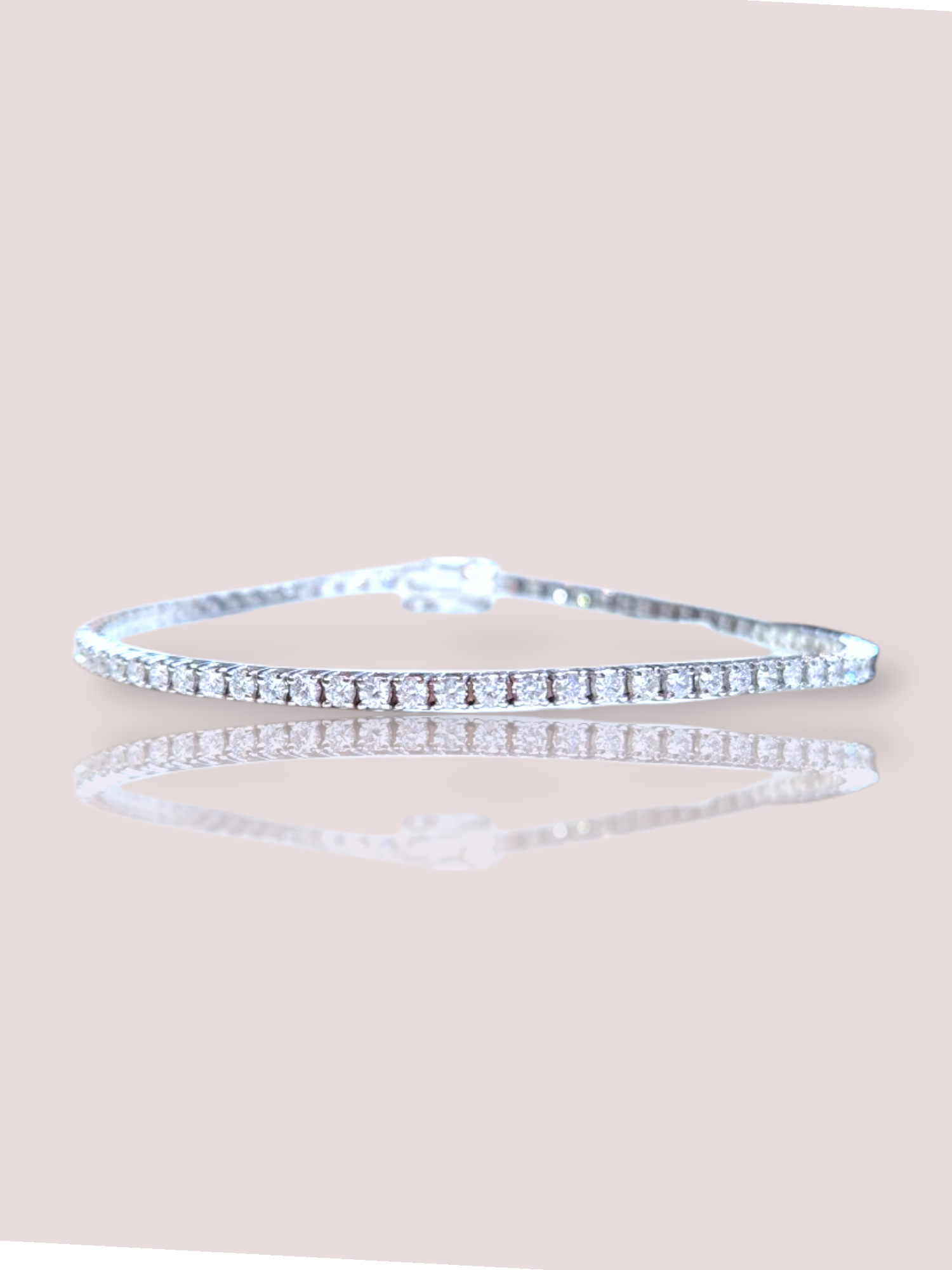 Deze House of Bruens 18k witgouden tennisarmband is versierd met schitterende diamanten van in totaal 3,55ct. Deze elegante armband is perfect om te dragen bij formele gelegenheden of als een dagelijkse luxe accessoire. De subtiele schittering van de diamanten voegt een vleugje verfijning toe aan elke outfit.

De lengte van de armband is circa 18,5 cm en de kwaliteit van de diamanten varieert van SI tot VSI.