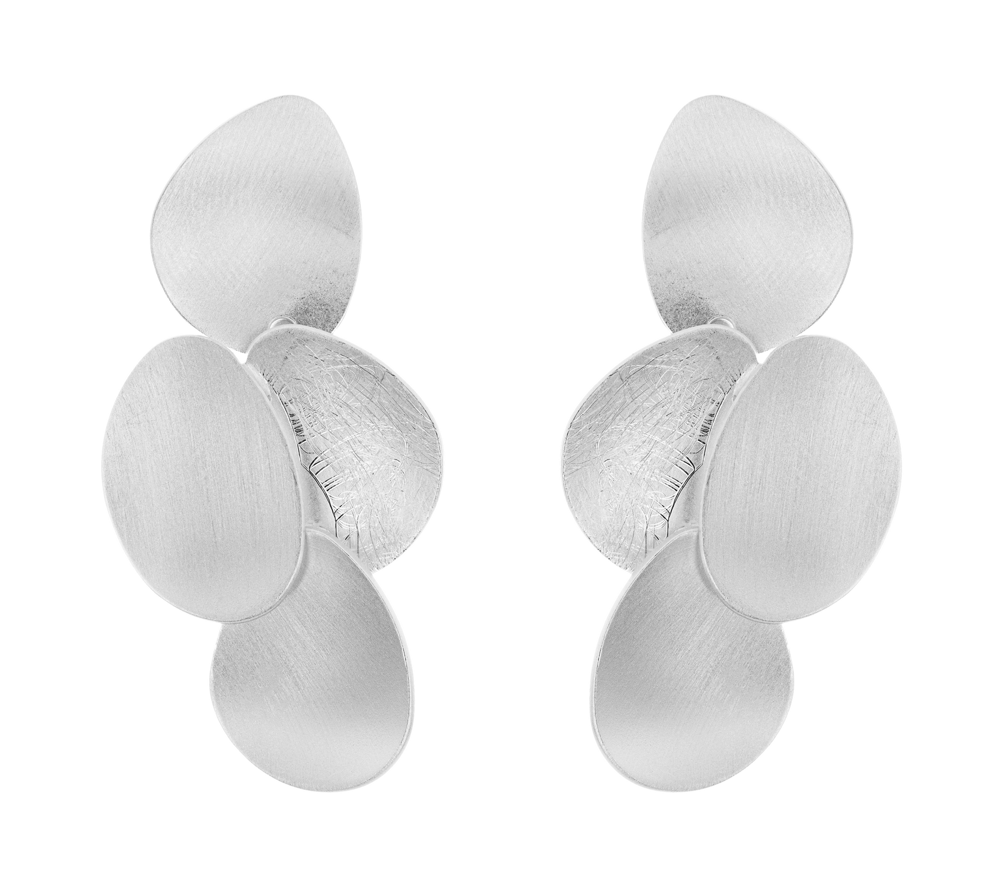Tezer staat voor een individuele, en niet met een ander te vergelijken, sieraden collectie in sterling zilver en goud. Deze elegante en harmonieuze sieraden, waarmee de draagster haar eigen persoonlijkheid onderstreept, zullen snel tot een van de persoonlijke favorieten behoren.

Laat je inspireren door de vrouwelijke kracht en tijdloze elegantie van Tezer Design. Ontdek nu onze collectie en vind het sieraad dat écht bij jou past.
