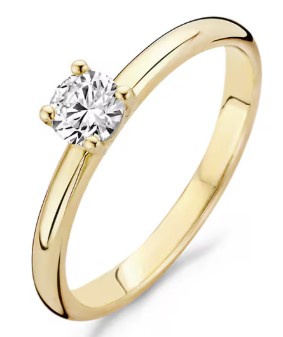 Een glinsterende zirkonia in een chatonzetting siert deze gladgepolijste ring van 14k geelgoud. De band is 2 mm breed en de zirkonia heeft een doorsnede van 4,5 mm. Prachtig te combineren met andere aanschuifringen uit onze collectie.