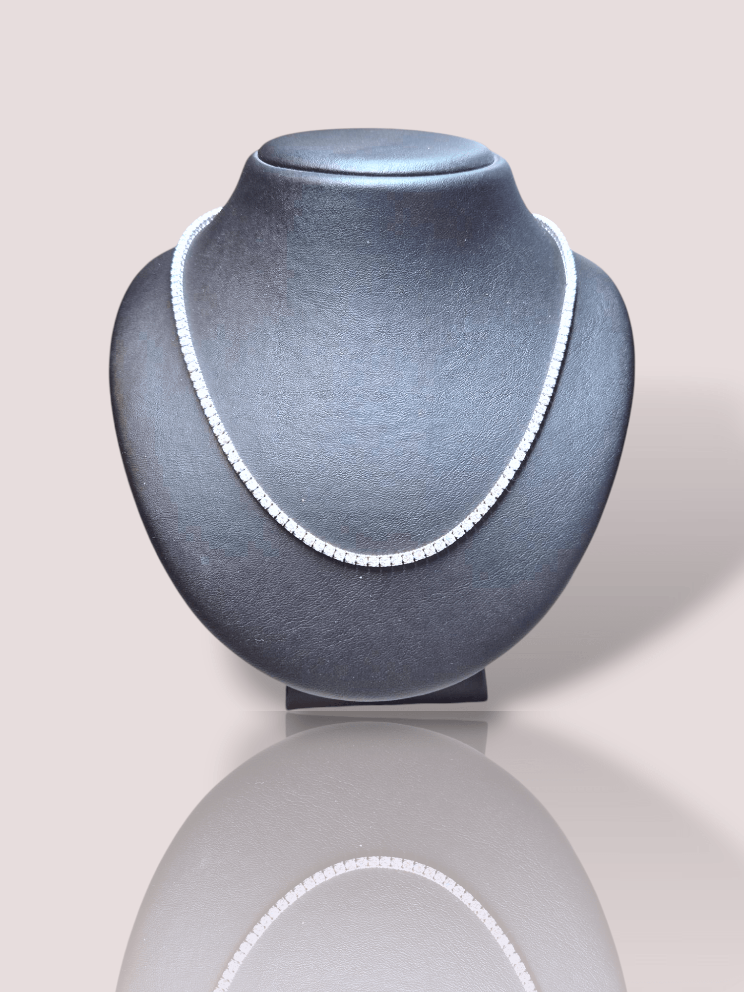 De House of Bruens 18k witgouden tennisarmband schittert met 8,90 ct diamanten. Het biedt de perfecte elegantie voor elke gelegenheid. Draag het solo voor een verfijnde look of combineer met andere armbanden voor een trendy stapelstijl. Deze tennisarmband is een must-have luxe accessoire in elke juwelencollectie.

Dit prachtige collier is 43 cm lang en heeft 150 prachtige witte diamanten in G kleur variërend van SI tot VSI kwaliteit.