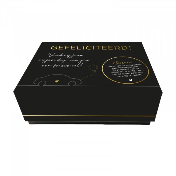 De GEUR VOOR IN DE AUTO - autoparfum - BLACK EDITION, modelnummer 230003001. Dit product biedt een verfijnde geur voor in de auto, wat zorgt voor een aangename rijervaring. Bevestig de parfumhouder aan een ventilatierooster voor optimale geurverspreiding. Voeg stijl en frisheid toe aan elke autorit met deze elegante geur.