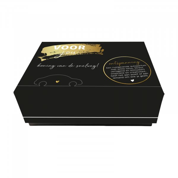 De GEUR VOOR IN DE AUTO - autoparfum - BLACK EDITION is een stijlvolle auto luchtverfrisser, modelnummer 230003011. Ideaal voor autoliefhebbers die een verfijnde geurervaring willen. Simpel te gebruiken: open de verpakking en hang het parfum aan je achteruitkijkspiegel. Creëert direct een aangename sfeer tijdens elke rit.