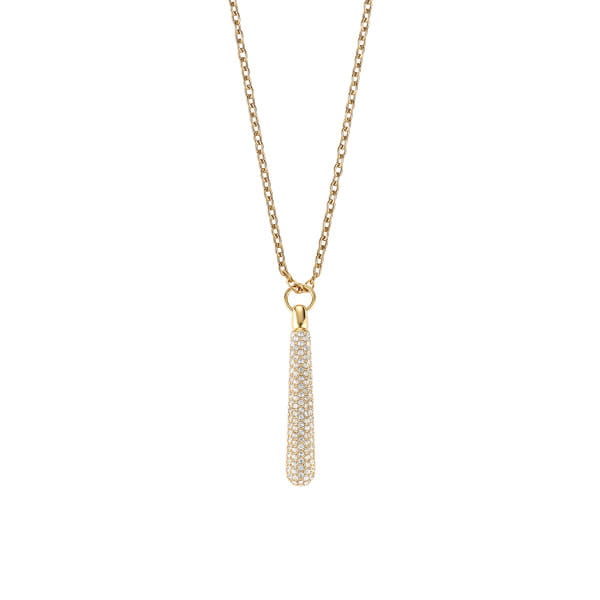  Deze delicate halsketting van glanzend goudkleurig roestvrij staal maakt indruk met zijn harmonieuze combinatie van eenvoudige elegantie en glamoureuze details. Het hoogtepunt van het ontwerp is de druppelvormige hanger, die ingewikkeld is gezet met witte kristallen glasstenen in pavéstijl - voor een sprankelend effect in elk licht.  Met een lengte van 450 mm kan de ketting als een op zichzelf staand statement gedragen worden of gecombineerd worden met andere sieraden. Aan het einde van de verlengketting zit een kleine hanger met een fijne gravure van het woord “BERING”, die het sieraad een persoonlijke en hoogwaardige touch geeft. 