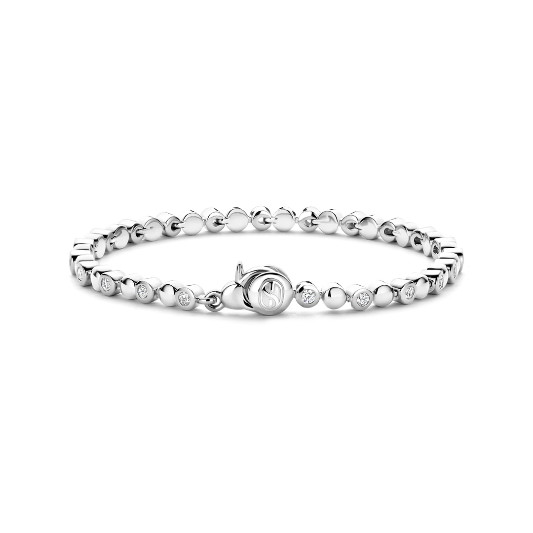 De TI SENTO armband 23066ZI combineert tijdloze verfijning met hedendaagse allure, perfect voor het versterken van je zomerse stijl. Vakkundig vervaardigd uit 925 sterling zilver en verguld met kostbaar platina voor langdurige glans en bescherming, straalt deze armband verfijnde elegantie uit met een moderne twist. Perfect voor zonovergoten dagen en verfijnde avonden, voegt deze armband een laagje moeiteloze charme toe aan elke look, van casual chic tot verfijnde avondmode. Zorgvuldig ontworpen voor de gevoelige huid, is het nikkelvrij en hypoallergeen, wat zorgt voor langdurig comfort en een onberispelijke afwerking bij elk draagmomentt.