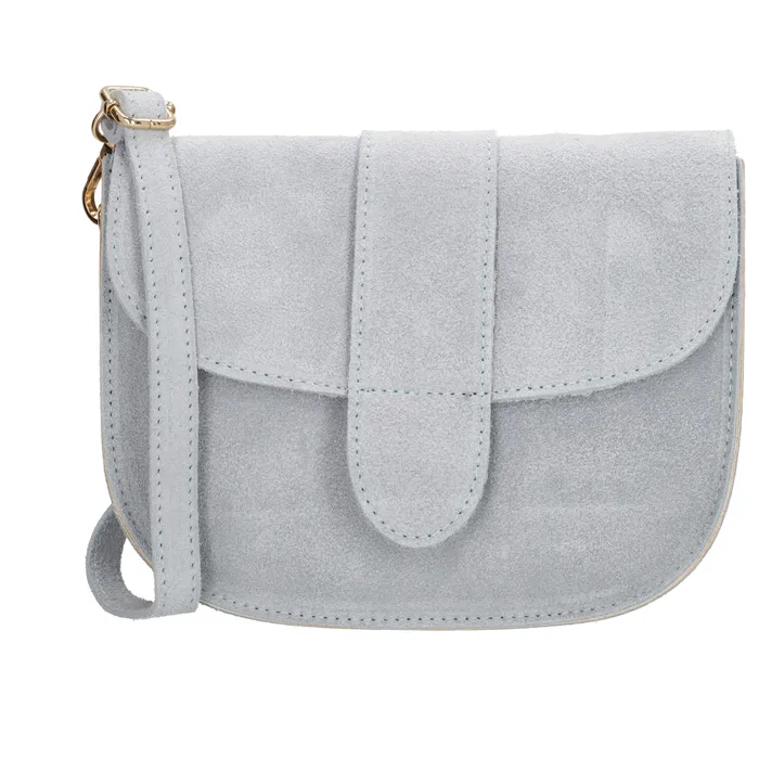 De Charm London Anna schoudertas combineert moeiteloos tijdloze elegantie met praktische functionaliteit. Of je nu kiest voor een casual outfit of een chique look, deze veelzijdige tas is een perfecte metgezel. Met een ruim hoofdvak dat wordt afgesloten door een elegante flap, biedt deze tas precies genoeg ruimte voor al je dagelijkse benodigdheden. De verstelbare én afneembare schouderband geeft je de vrijheid om de tas te dragen zoals jij dat wilt.

Kenmerken:

Gemaakt van zacht en duurzaam suède
Ruim hoofdvak met stijlvolle flap
Verstelbare en afneembare schouderband