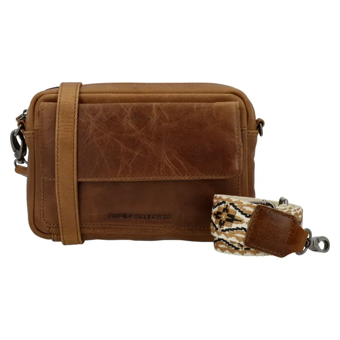 Dit super mooie schoudertasje van Micmacbags is gemaakt van leer. Dit tasje beschikt over meerdere vakjes, waaronder een voorvakje die kan worden gesloten met een magnetisch knoopje. De rest van de vakjes kunnen worden gesloten door een rits. De gekleurde, brede schouderband maakt de tas helemaal af. Ook kan de band van de tas verwijderd worden. Echt geweldig toch!

De eigenschappen van deze leren schoudertas zijn:

Hoofdvak met ritssluiting
Voorvak met magneetknoopsluiting
Extra binnenvak met rits
Geleverd met 2 schouderbanden