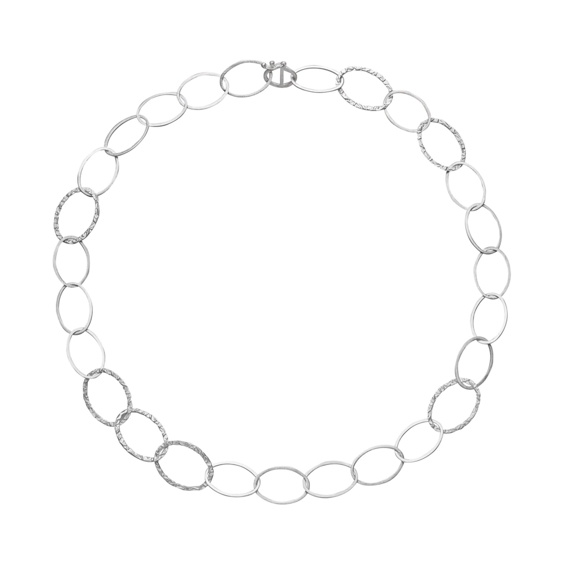 Tezer staat voor een individuele, en niet met een ander te vergelijken, sieraden collectie in sterling zilver en goud. Deze elegante en harmonieuze sieraden, waarmee de draagster haar eigen persoonlijkheid onderstreept, zullen snel tot een van de persoonlijke favorieten behoren.

Laat je inspireren door de vrouwelijke kracht en tijdloze elegantie van Tezer Design. Ontdek nu onze collectie en vind het sieraad dat écht bij jou past.
