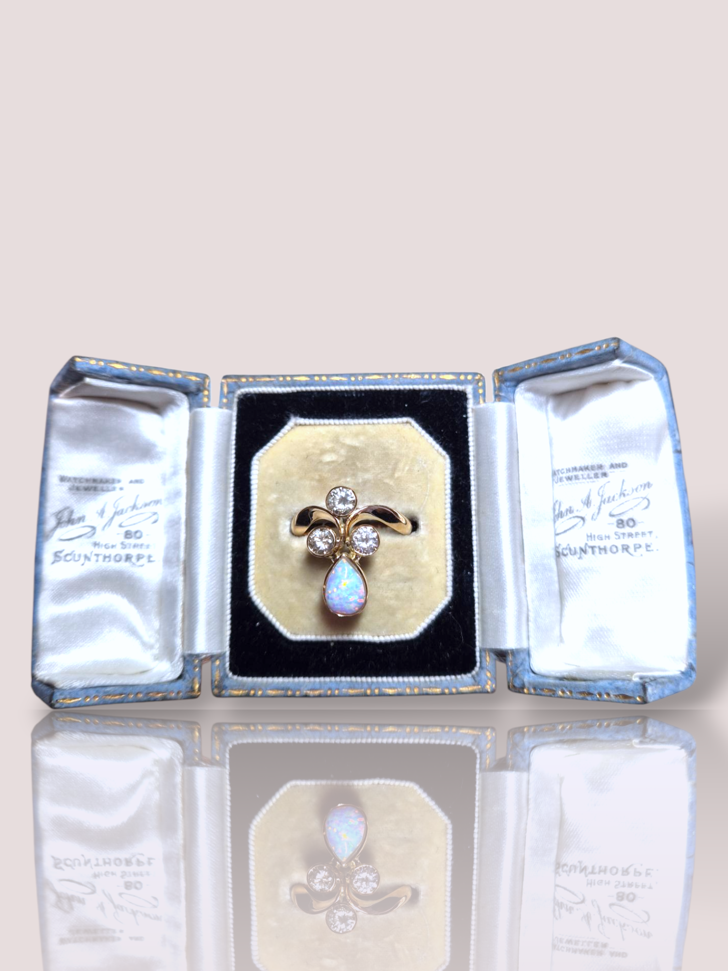 Deze vintage 18k geel gouden fantasiering combineert verfijning met drie sprankelende diamanten van elk 0,25ct en een betoverende opaal. Ideaal voor feestelijke gelegenheden of een stijlvol dagelijks accent. Draag deze ring als statement stuk aan de ringvinger voor maximale impact. Voeg een vleugje tijdloze klasse toe aan elke outfit met deze unieke en elegante juweel.

De ring heeft een hoogte van 2 cm.