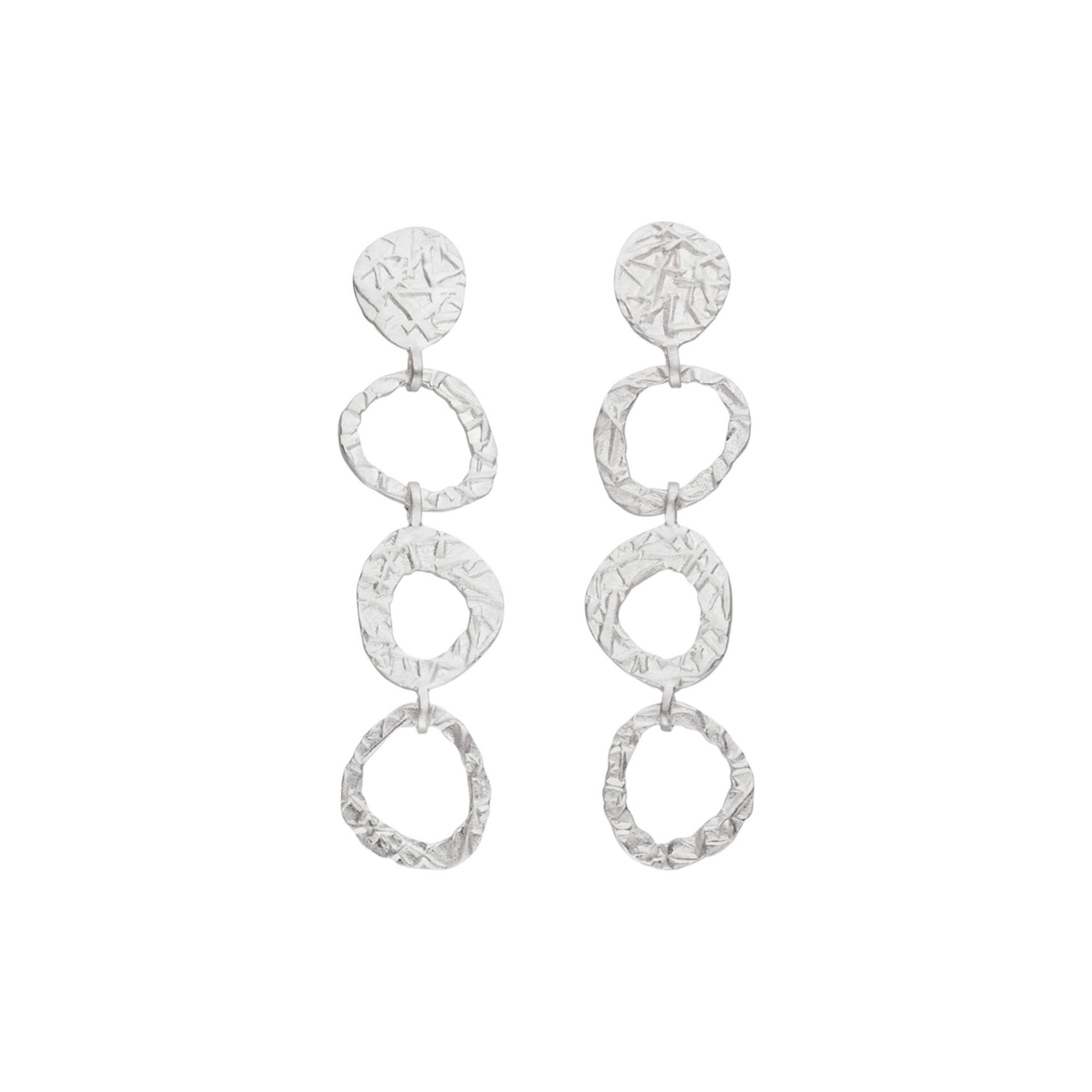 Tezer staat voor een individuele, en niet met een ander te vergelijken, sieraden collectie in sterling zilver en goud. Deze elegante en harmonieuze sieraden, waarmee de draagster haar eigen persoonlijkheid onderstreept, zullen snel tot een van de persoonlijke favorieten behoren.

Laat je inspireren door de vrouwelijke kracht en tijdloze elegantie van Tezer Design. Ontdek nu onze collectie en vind het sieraad dat écht bij jou past.
