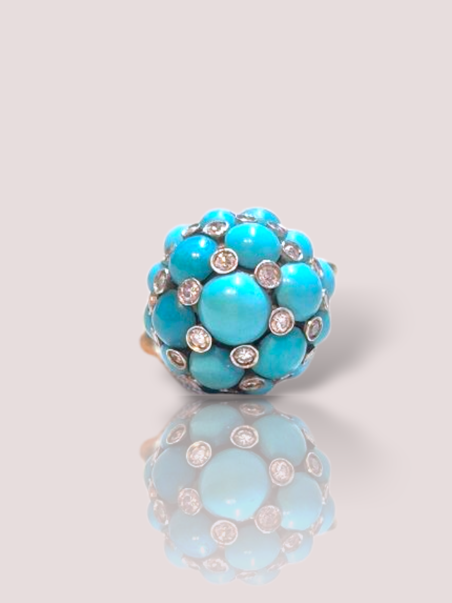 Deze vintage 18k geelgouden ring met turkoois en diamant is een verfijnd sieraad dat jouw uitstraling een elegante touch geeft. Deze ring, met zijn levendige turkoois en sprankelende diamanten, maakt elke outfit compleet. Draag hem solo voor een statement effect of combineer met andere ringen voor een trendy look. Perfect voor elke gelegenheid.

De ring heeft een diameter van ruim 16 mm en bevat 24 briljant geslepen diamanten.