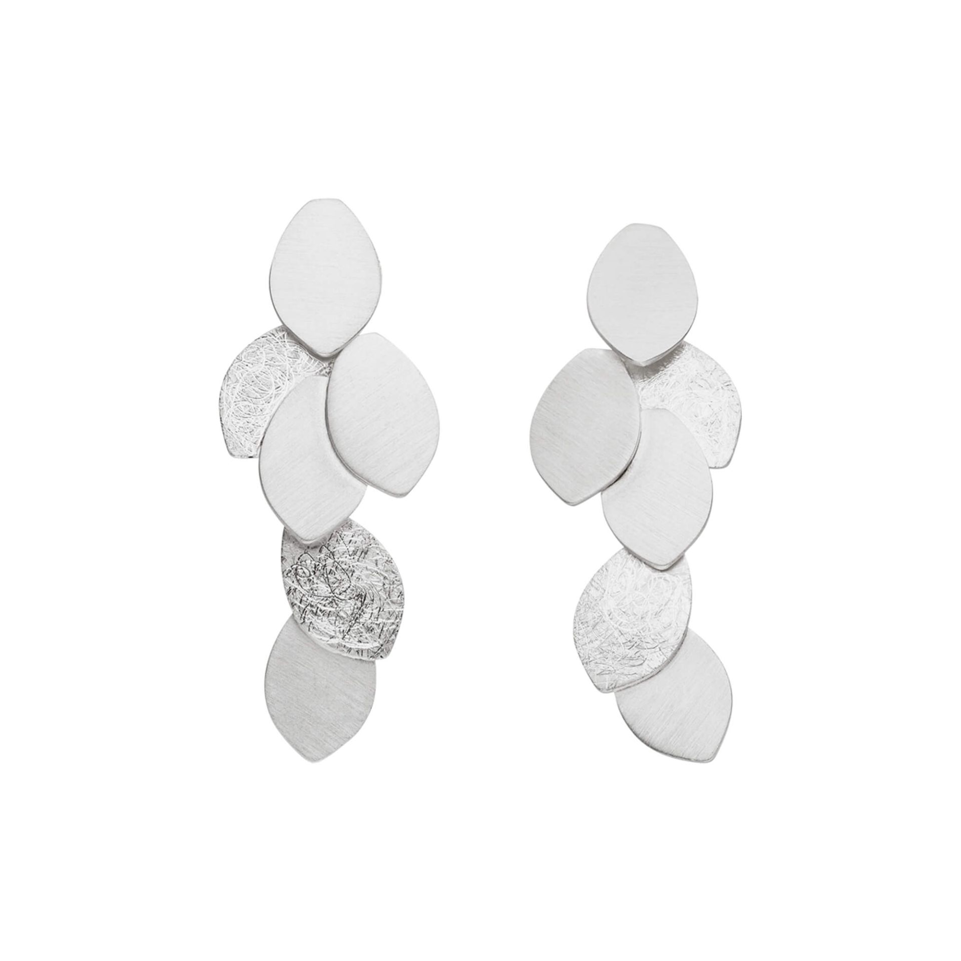 Tezer staat voor een individuele, en niet met een ander te vergelijken, sieraden collectie in sterling zilver en goud. Deze elegante en harmonieuze sieraden, waarmee de draagster haar eigen persoonlijkheid onderstreept, zullen snel tot een van de persoonlijke favorieten behoren.

Laat je inspireren door de vrouwelijke kracht en tijdloze elegantie van Tezer Design. Ontdek nu onze collectie en vind het sieraad dat écht bij jou past.
