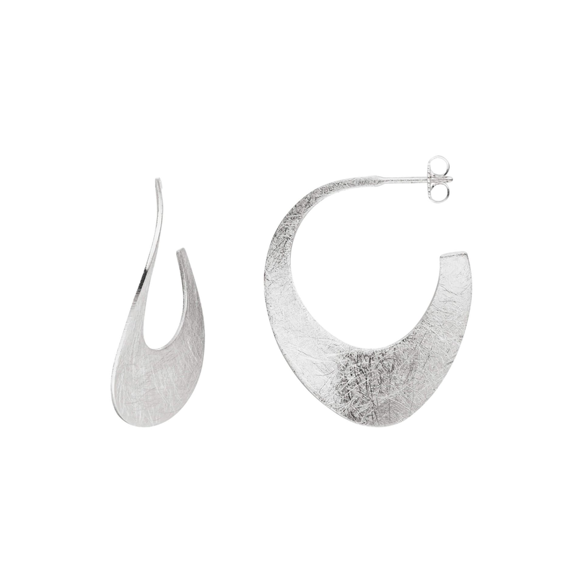 Tezer staat voor een individuele, en niet met een ander te vergelijken, sieraden collectie in sterling zilver en goud. Deze elegante en harmonieuze sieraden, waarmee de draagster haar eigen persoonlijkheid onderstreept, zullen snel tot een van de persoonlijke favorieten behoren.

Laat je inspireren door de vrouwelijke kracht en tijdloze elegantie van Tezer Design. Ontdek nu onze collectie en vind het sieraad dat écht bij jou past.
