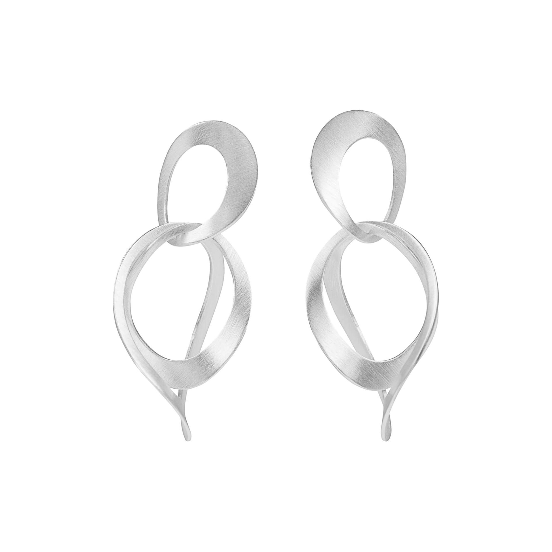 Tezer staat voor een individuele, en niet met een ander te vergelijken, sieraden collectie in sterling zilver en goud. Deze elegante en harmonieuze sieraden, waarmee de draagster haar eigen persoonlijkheid onderstreept, zullen snel tot een van de persoonlijke favorieten behoren.

Laat je inspireren door de vrouwelijke kracht en tijdloze elegantie van Tezer Design. Ontdek nu onze collectie en vind het sieraad dat écht bij jou past.
