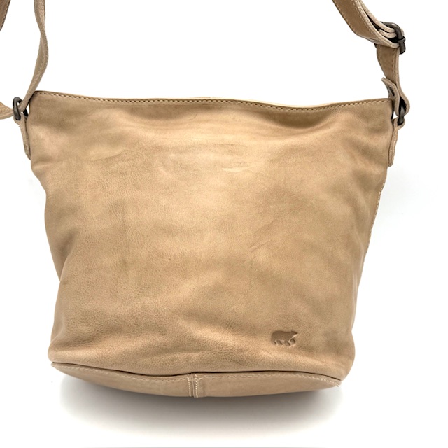 BearDesign Crossbody Tas – Baltic Beige
Stijlvol, compact en praktisch: deze crossbody tas van BearDesign is de perfecte metgezel voor dagelijks gebruik.

Hoofdvak met ritssluiting bovenop
Extra ritsvak aan de achterkant voor veilige opbergruimte
Verstelbare schouderriem voor optimaal draagcomfort
Binnenkant: twee steekvakken en een ritsvak – ideaal voor telefoon, sleutels en andere essentials
Kleur: Baltic Beige – een zachte, veelzijdige tint
Afmetingen: Hoogte 24 cm x Breedte 22 cm x Diepte 13 cm
Deze tas combineert een tijdloos design met praktische indeling, perfect voor elke dag.

