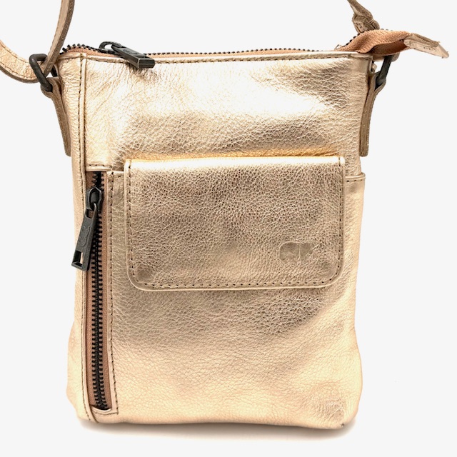 Davide Crossbody Tas – Roze
De Davide crossbody tas combineert stijl en functionaliteit in een compact ontwerp. Uitgevoerd in een elegante roze kleur, is deze tas perfect voor dagelijks gebruik of een avondje uit.

Aan de voorzijde bevindt zich een handige klep met ritssluiting voor extra veiligheid, terwijl de achterzijde is voorzien van een blinde sluiting – ideaal voor snelle, veilige toegang. De verstelbare schouderriem zorgt voor optimaal draagcomfort, afgestemd op jouw voorkeur.

Binnenin biedt de tas één ruim hoofdvak, aangevuld met een ritsvak en meerdere steekvakken, ideaal om pasjes en kleine essentials overzichtelijk op te bergen.

Afmetingen:
Hoogte 20cm x breed 16cm x diep 4cm