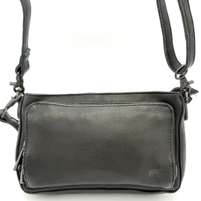 Crossbody Tas – Functioneel & Stijlvol
Deze veelzijdige crossbody tas is ontworpen voor gemak en stijl. Voorzien van zowel een korte schouderriem als een lange, verstelbare schouderriem, draag je de tas precies zoals jij wilt.

Aan de voorzijde vind je een ruim voorvak met een praktische tussenrits. De tas sluit aan de bovenzijde met een stevige toprits, die toegang biedt tot het hoofdvak. Aan de achterzijde bevindt zich nog een extra ritsvak, perfect voor spullen die je snel bij de hand wilt hebben.

Een ideale tas voor dagelijks gebruik, met een slimme indeling en comfortabele draagopties.

Afmetingen:
Hoogte 14cm x breed 24cm x 6cm