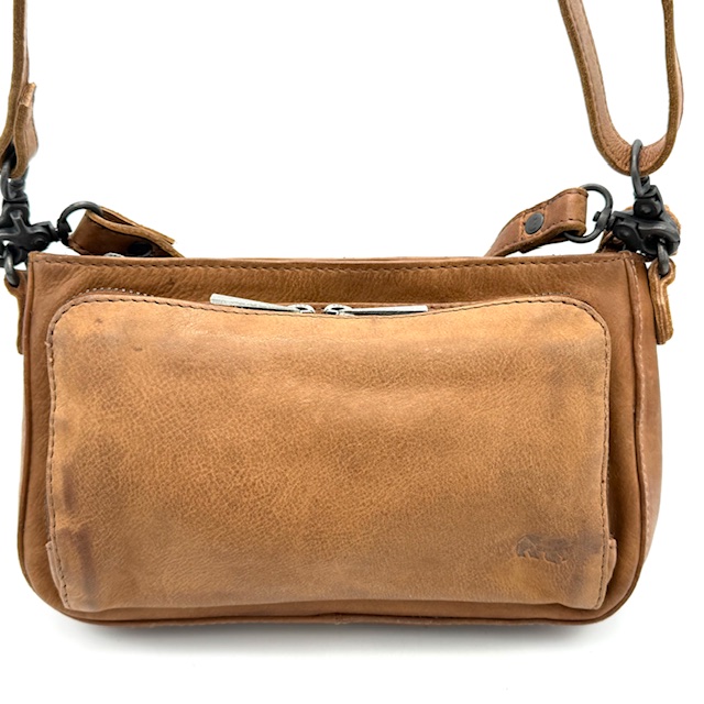 Crossbody Tas – Functioneel & Stijlvol
Deze veelzijdige crossbody tas is ontworpen voor gemak en stijl. Voorzien van zowel een korte schouderriem als een lange, verstelbare schouderriem, draag je de tas precies zoals jij wilt.

Aan de voorzijde vind je een ruim voorvak met een praktische tussenrits. De tas sluit aan de bovenzijde met een stevige toprits, die toegang biedt tot het hoofdvak. Aan de achterzijde bevindt zich nog een extra ritsvak, perfect voor spullen die je snel bij de hand wilt hebben.

Een ideale tas voor dagelijks gebruik, met een slimme indeling en comfortabele draagopties.

Afmetingen:
Hoogte 14cm x breed 24cm x 6cm