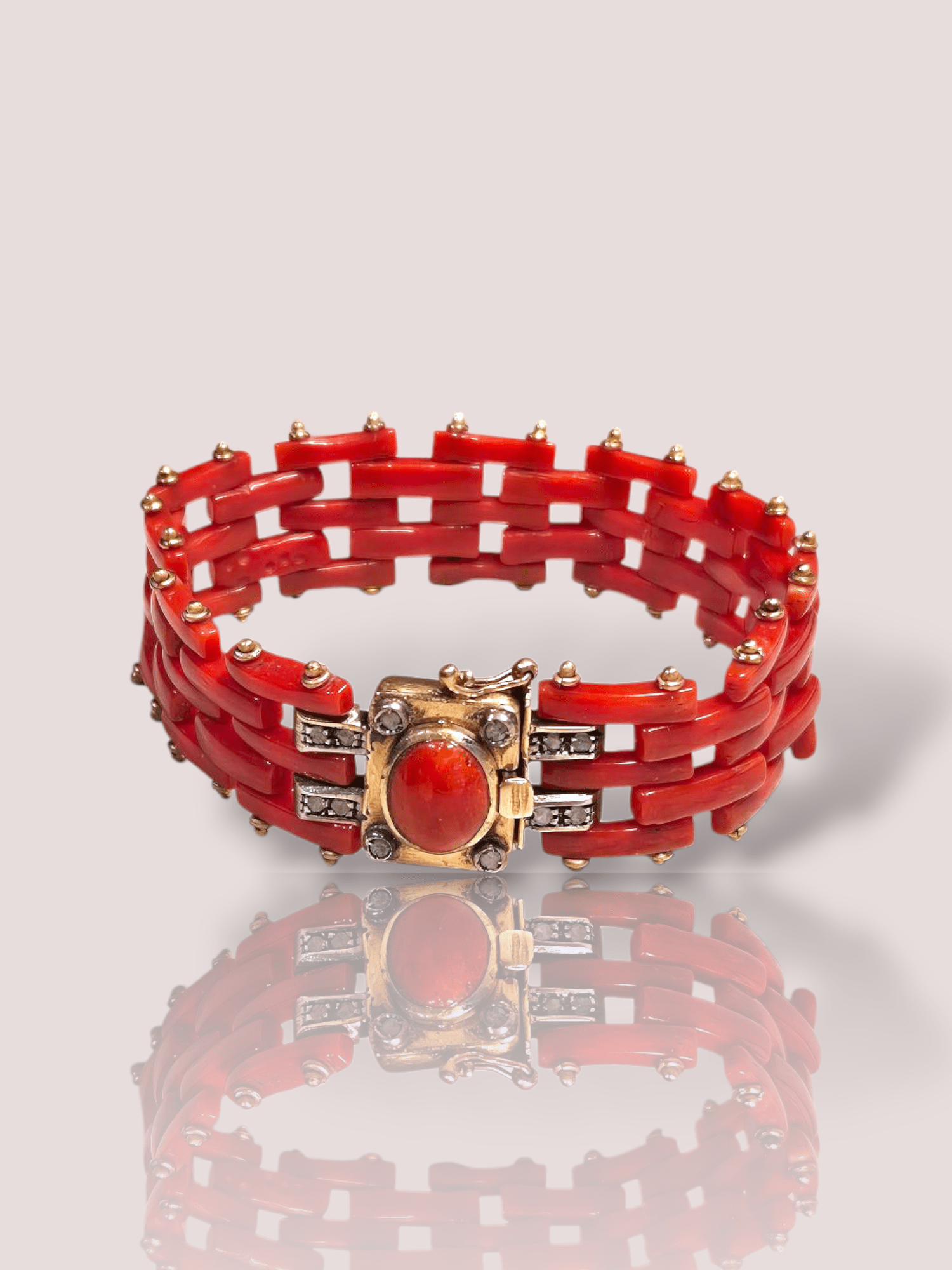 Deze vintage bloedkoralen gouden armband met diamant is een prachtig juweel van elegante allure. Deze armband combineert schitterende langwerpig gevormde bloedkoralen met verfijnde gouden details en diamanten. Draag hem als een statement stuk alleen, of combineer met andere sieraden voor een stijlvolle look. Perfect voor zowel dagelijkse gelegenheden als speciale evenementen.

De armband heeft een lengte van 18 cm en de gouden elementen zijn van 9k goud.