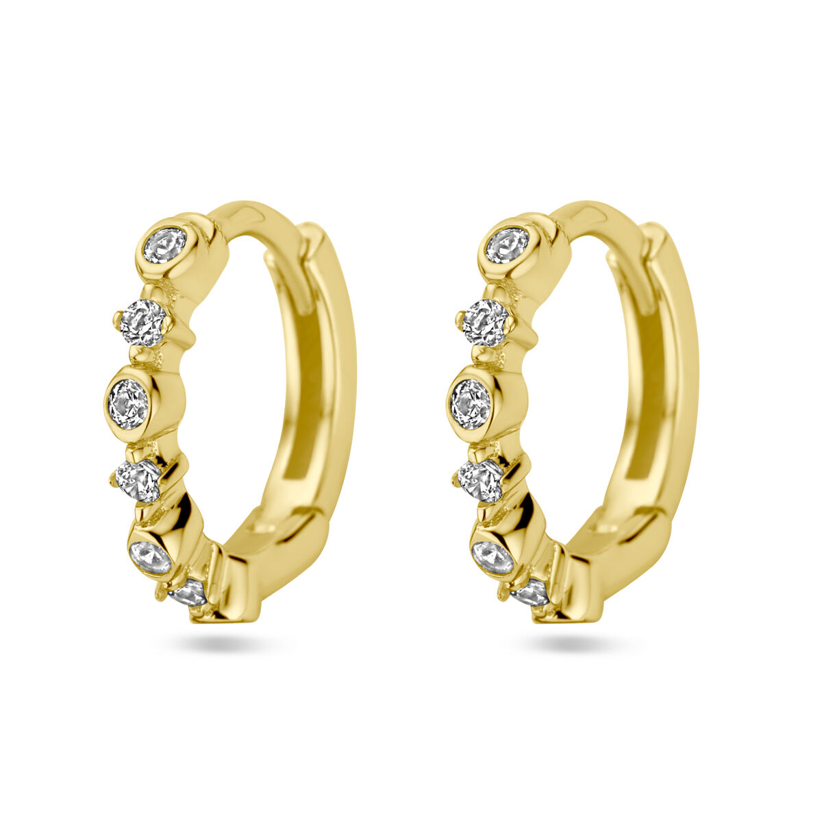 Verguld op 925 zilveren klapoorringen uitgevoerd met zirkonia. De klapoorringen hebben een afmeting van 11.5x2mm. Geen garantie op de plating.
