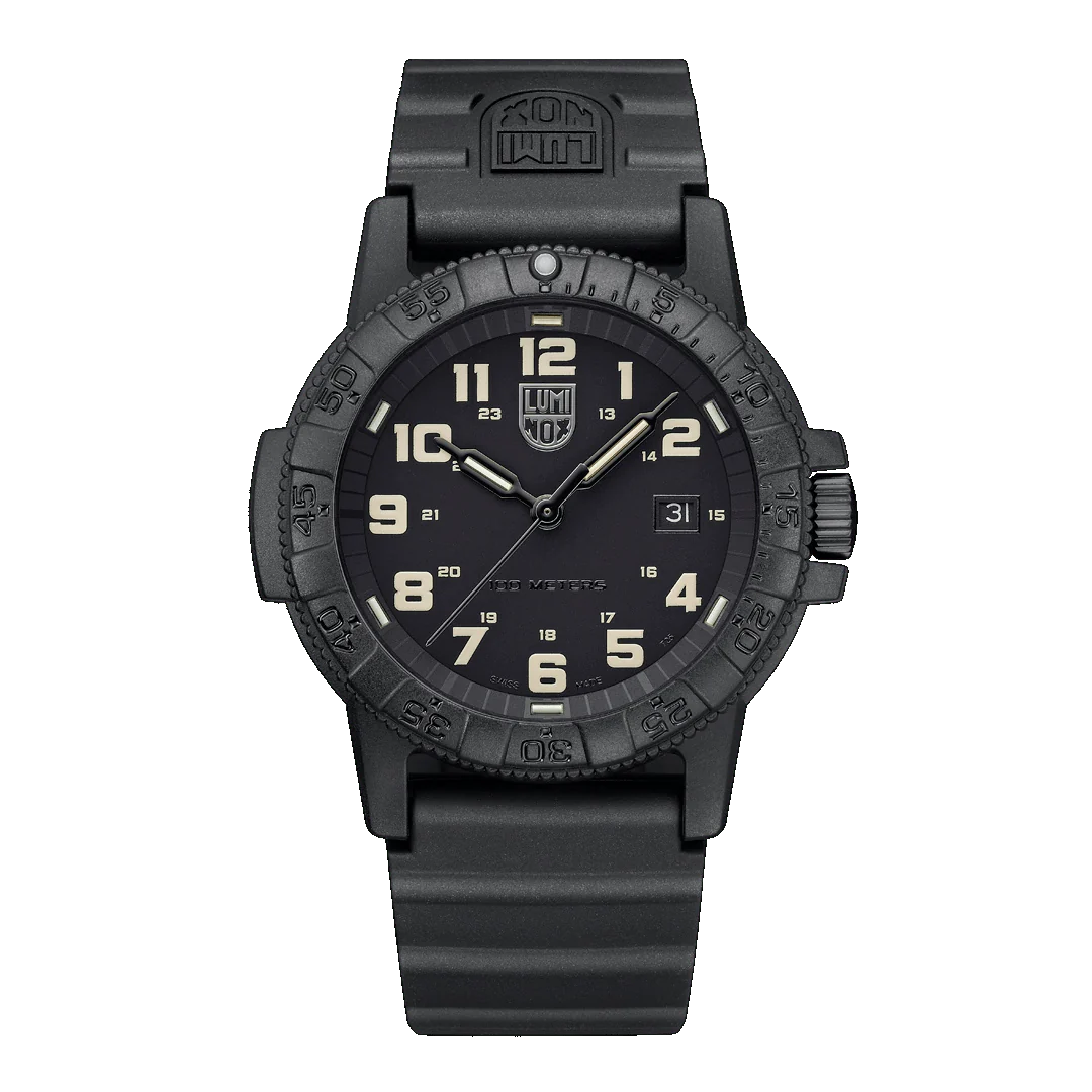 Dit Luminox horloge behoort tot de Leatherback Sea Turtle collectie.
Referentienummer: XS.0330

Dit horloge is geïnspireerd op een van de sterkste zeedieren ter wereld, de Leatherback SeaTurtle, die duizenden kilometers over de Atlantische en Stille Oceaan reist. Net als zijn naamgenoot is dit horloge robuust en duurzaam, met een 44 mm CARBONOX™ kast en een unidirectionele bezel. De zandkleurige markeringen en wijzers vormen een prachtig contrast met de zwarte wijzerplaat, kast en bezel. Het klassieke kastontwerp met de beschermde kroon, in balans gebracht door een tegenoverliggende uitstulping, heeft de iconische "schildpadvorm" gecreëerd. Het horloge wordt aangedreven door een Zwitsers quartz-uurwerk en is uitgerust met een SuperLumi-Nova bezelverlichting op 12 uur, acht LLT's en een zwarte waterdichte rubberen band, wat zorgt voor afleesbaarheid en comfort bij weinig licht op het land of in water tot 100 meter.