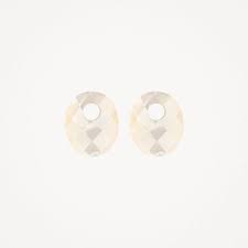 Hou je van speels en stylish. Dan zijn deze parelmoer oorbedels iets voor jou. De ovaalvormige bedels zijn gemaakt van parelmoer met facetslijpsel. Ze zijn 12 mm hoog en passen om oorringen met maximaal 3 mm doorsnede. Prachtig samen met gouden oorbedels van Blush.