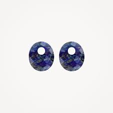Hou je van speels en stylish. Dan zijn deze natuurstenen oorbedels iets voor jou. De ovaalvormige bedels zijn gemaakt van lapis lazuli met facetslijpsel. Ze zijn 12 mm hoog en passen om oorringen met maximaal 3 mm doorsnede. Prachtig samen met gouden oorbedels van Blush.