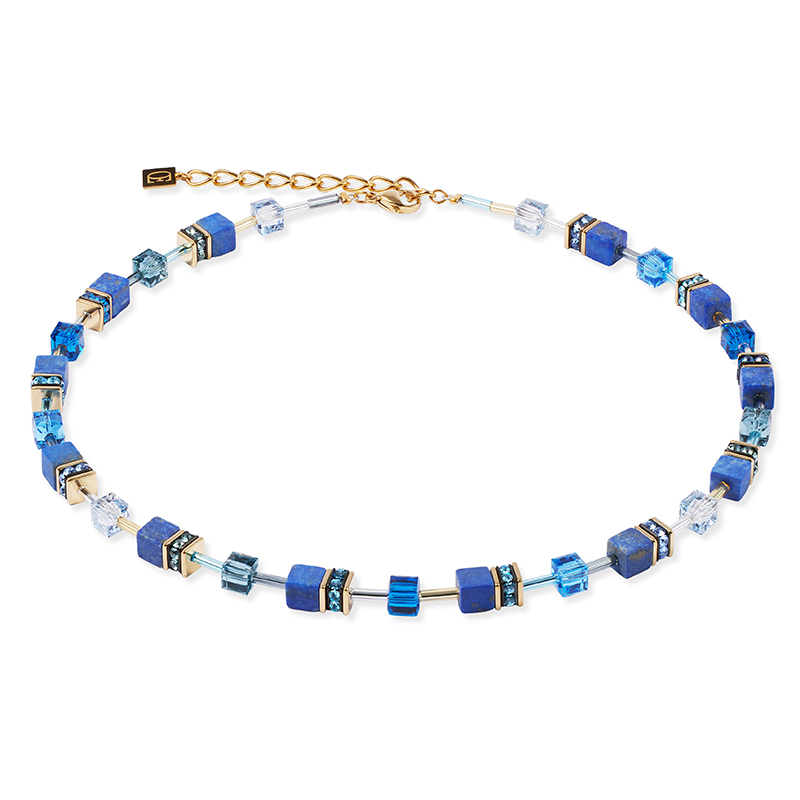 Diepblauw en krachtig - de GeoCUBE® Iconic Precious ketting blauw combineert kostbare lapis lazuli met nauwkeurig gesneden Swarovski®-kristalblokjes voor een verfijnde schittering. Gouden accenten van hoogwaardig roestvrij staal in goud benadrukken het luxueuze design en geven het sieraad een moderne, elegante touch.