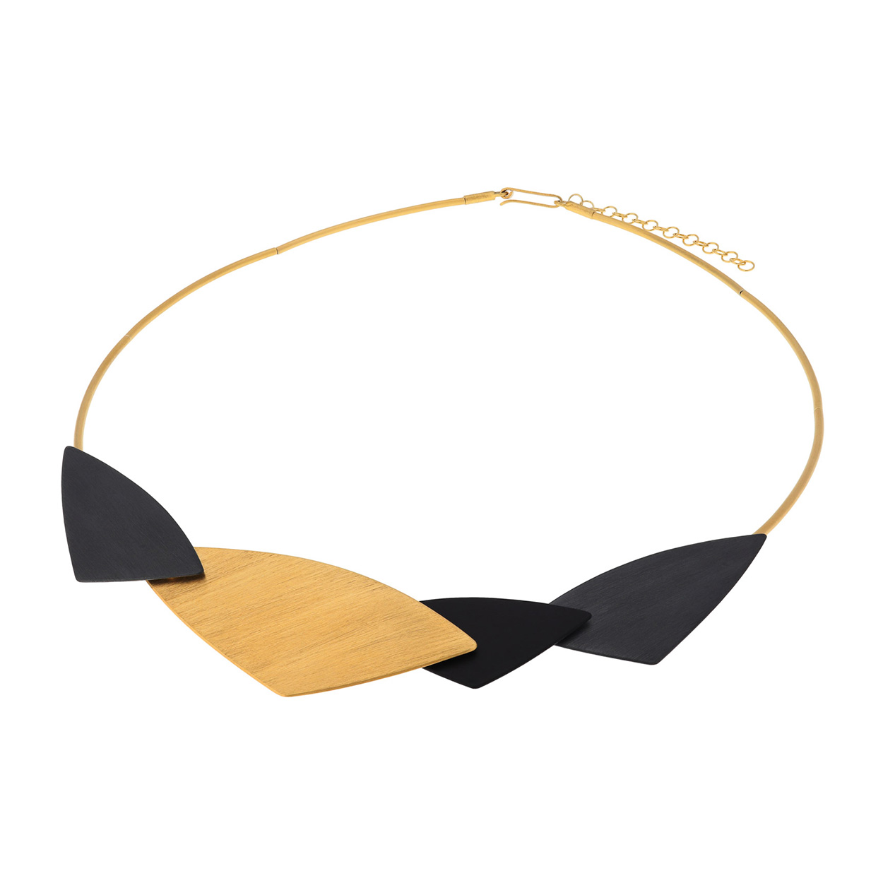 Dit collier is een combinatie van geoxideerd zilver en verguld zilver.

Het merk DECO ECHO is een combinatie van modern design en traditioneel vakmanschap. Door de strakke lijnen en unieke vormen zijn deze sieraden stuk voor stuk een klein kunstwerkje. De sieraden zijn gemaakt van sterling zilver. Ook wordt er gebruik gemaakt van verguld zilver.