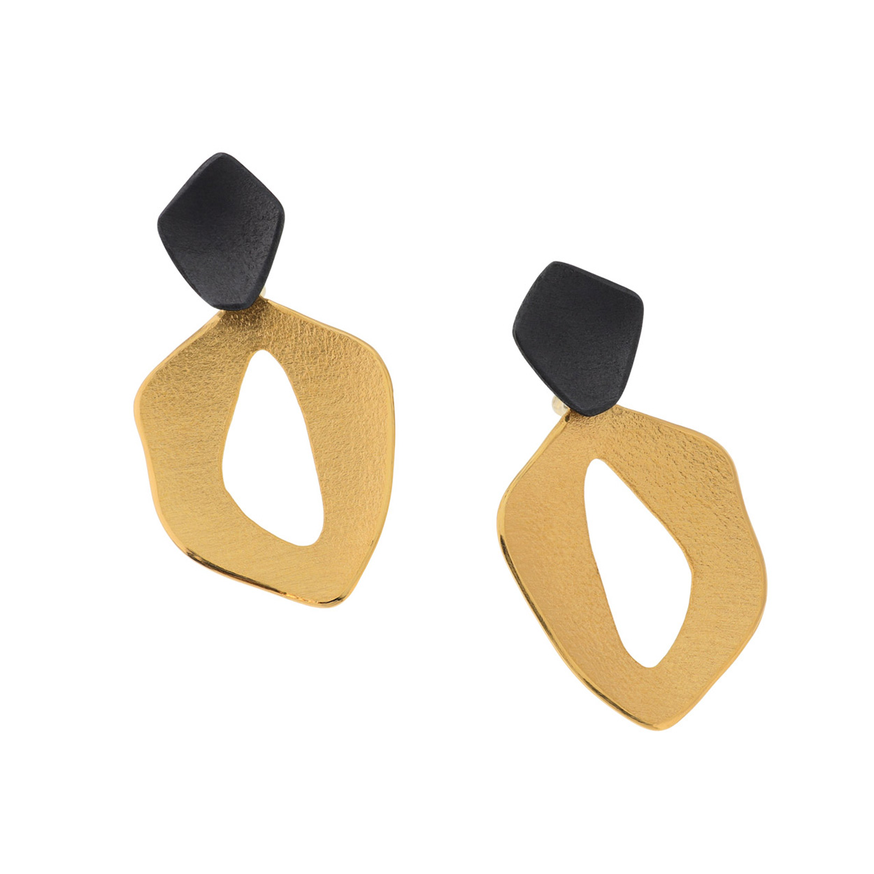 Deze oorhangers met steker zijn gemaakt van geoxideerd zilver met verguld zilver.

Het merk DECO ECHO is een combinatie van modern design en traditioneel vakmanschap. Door de strakke lijnen en unieke vormen zijn deze sieraden stuk voor stuk een klein kunstwerkje. De sieraden zijn gemaakt van sterling zilver. Ook wordt er gebruik gemaakt van verguld zilver.