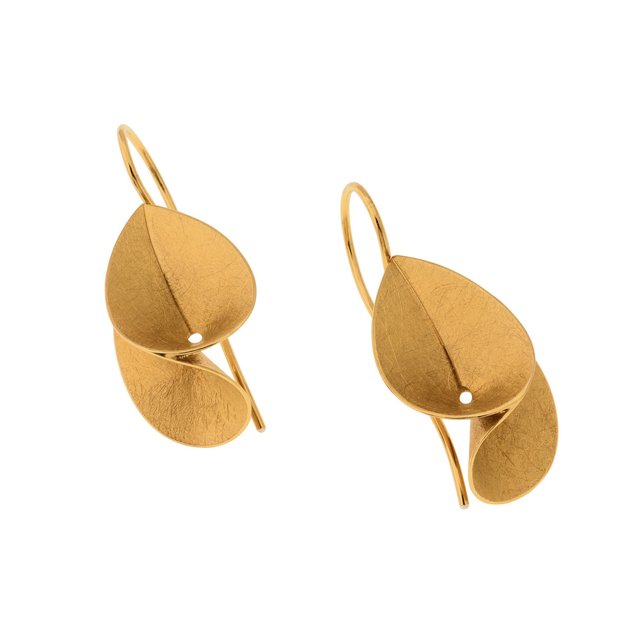 Het merk DECO ECHO is een combinatie van modern design en traditioneel vakmanschap. Door de strakke lijnen en unieke vormen zijn deze sieraden stuk voor stuk een klein kunstwerkje. De sieraden zijn gemaakt van sterling zilver. Ook wordt er gebruik gemaakt van verguld zilver.
