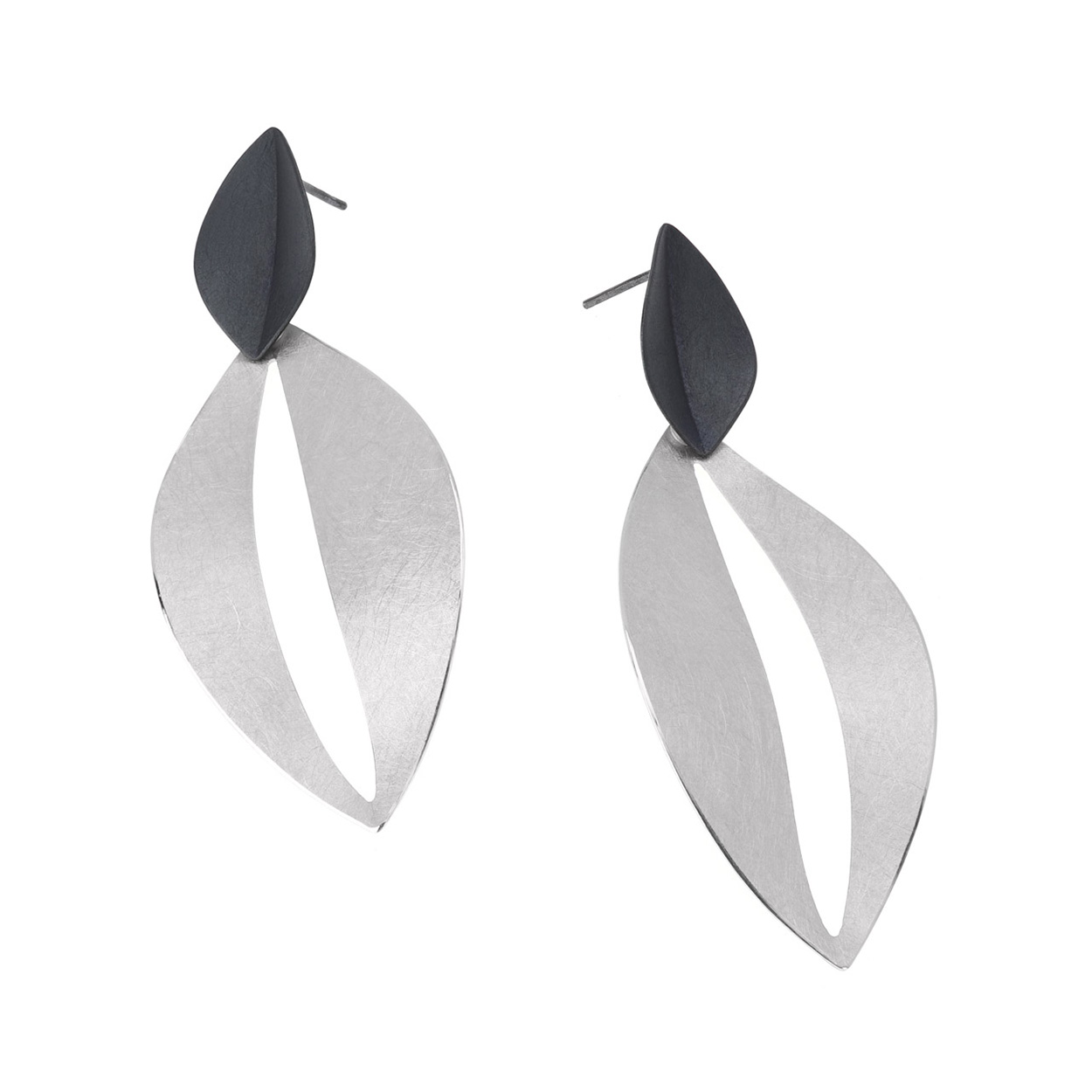 Deze oorhangers met steker zijn gemaakt van zilver en geoxideerd zilver.

Het merk DECO ECHO is een combinatie van modern design en traditioneel vakmanschap. Door de strakke lijnen en unieke vormen zijn deze sieraden stuk voor stuk een klein kunstwerkje. De sieraden zijn gemaakt van sterling zilver. Ook wordt er gebruik gemaakt van verguld zilver.