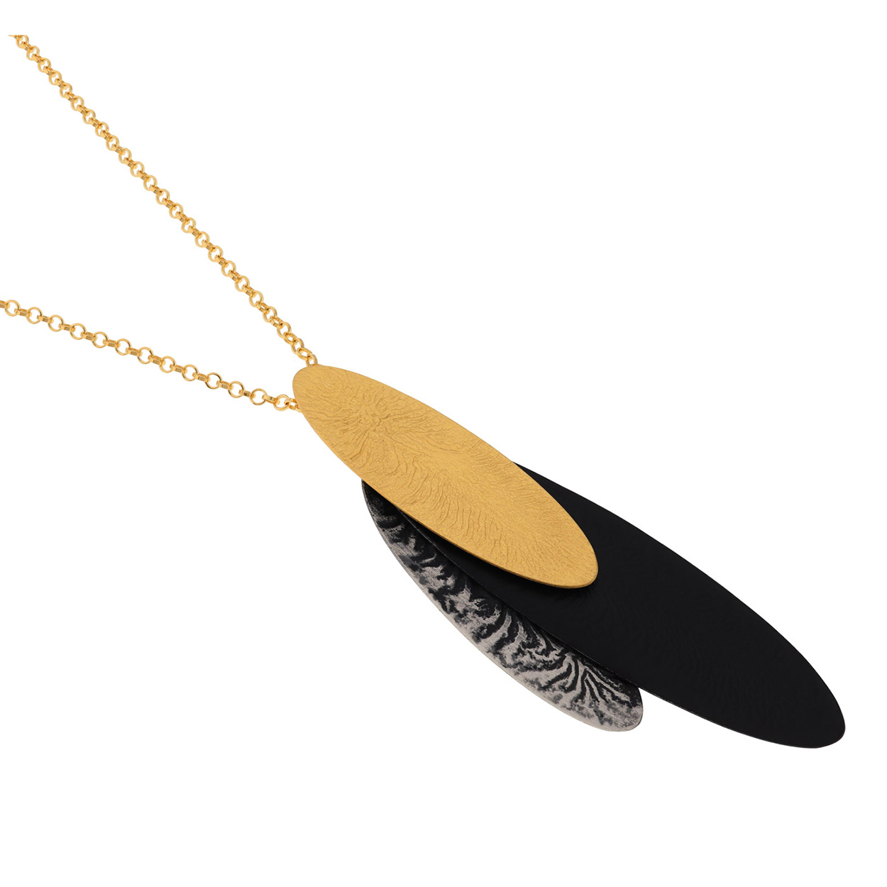 Het merk DECO ECHO is een combinatie van modern design en traditioneel vakmanschap. Door de strakke lijnen en unieke vormen zijn deze sieraden stuk voor stuk een klein kunstwerkje. De sieraden zijn gemaakt van sterling zilver. Ook wordt er gebruik gemaakt van verguld zilver.