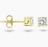 Oorknoppen 7128YZI - 14k Geelgoud met zirkonia
De witte zirkonia’s met een doorsnede van 3 mm in 14k geelgouden chaton zetting geven een mooie sprankeling aan deze elegante oorknoppen. De subtiele knopjes gaan heel goed samen met andere (oor)sieraden uit onze collectie.