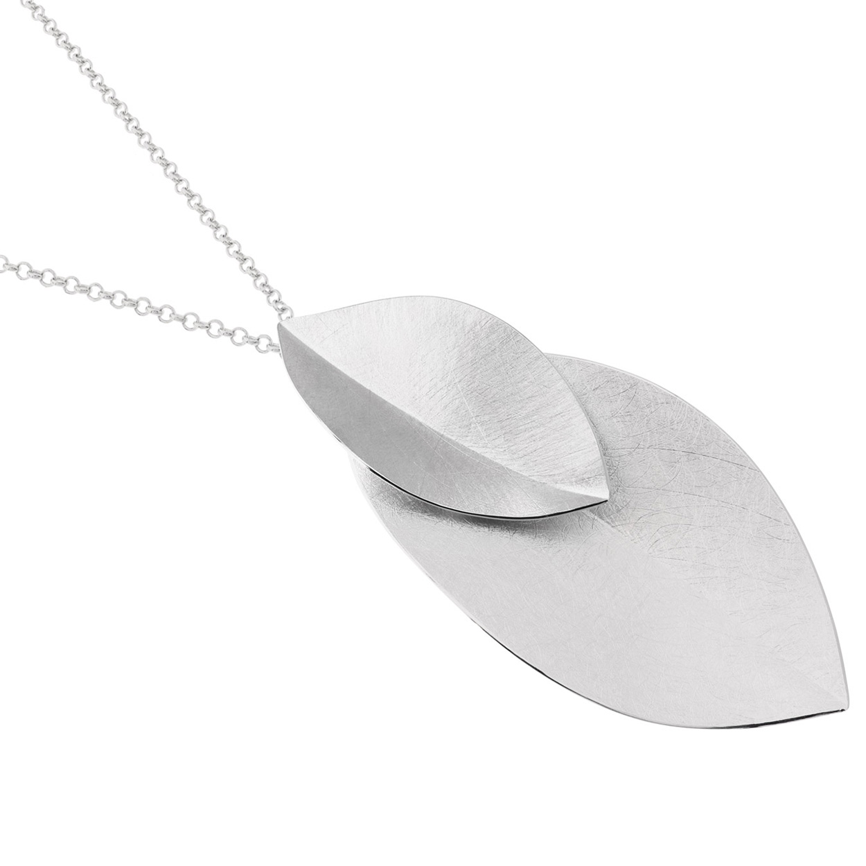 Het merk DECO ECHO is een combinatie van modern design en traditioneel vakmanschap. Door de strakke lijnen en unieke vormen zijn deze sieraden stuk voor stuk een klein kunstwerkje. De sieraden zijn gemaakt van sterling zilver. Ook wordt er gebruik gemaakt van verguld zilver.