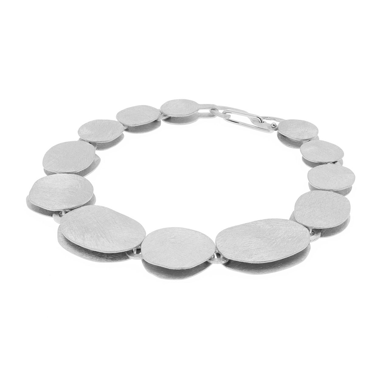 Het merk DECO ECHO is een combinatie van modern design en traditioneel vakmanschap. Door de strakke lijnen en unieke vormen zijn deze sieraden stuk voor stuk een klein kunstwerkje. De sieraden zijn gemaakt van sterling zilver. Ook wordt er gebruik gemaakt van verguld zilver.