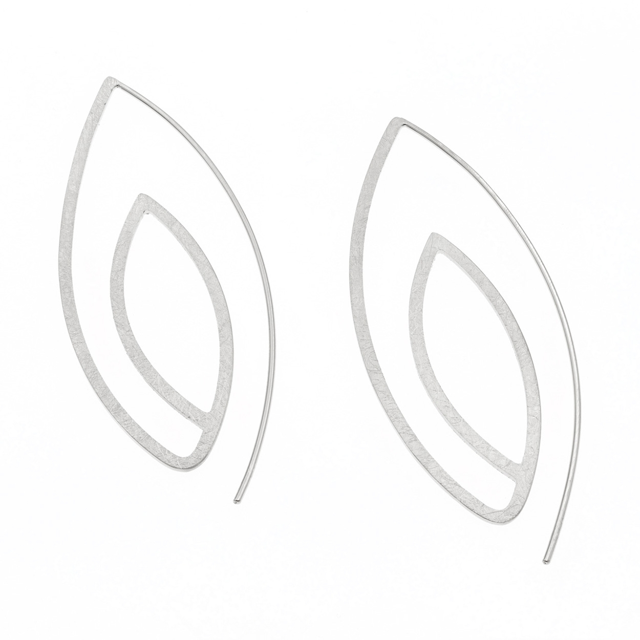 Het merk DECO ECHO is een combinatie van modern design en traditioneel vakmanschap. Door de strakke lijnen en unieke vormen zijn deze sieraden stuk voor stuk een klein kunstwerkje. De sieraden zijn gemaakt van sterling zilver. Ook wordt er gebruik gemaakt van verguld zilver.