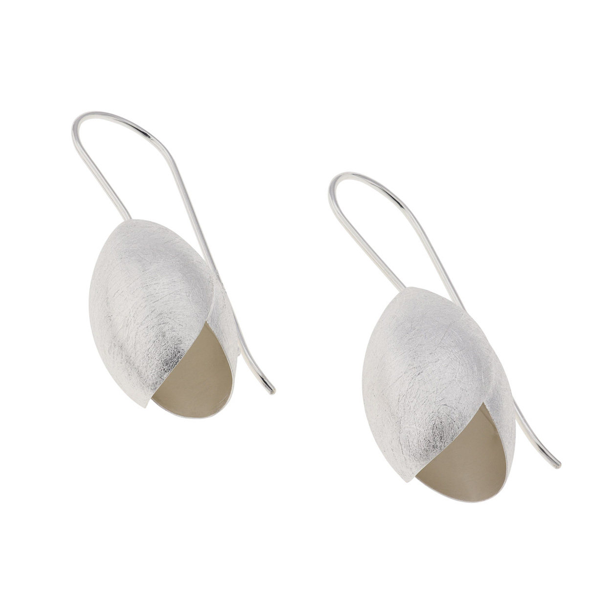 Het merk DECO ECHO is een combinatie van modern design en traditioneel vakmanschap. Door de strakke lijnen en unieke vormen zijn deze sieraden stuk voor stuk een klein kunstwerkje. De sieraden zijn gemaakt van sterling zilver. Ook wordt er gebruik gemaakt van verguld zilver.