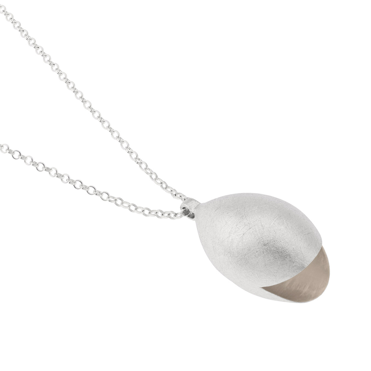 Het merk DECO ECHO is een combinatie van modern design en traditioneel vakmanschap. Door de strakke lijnen en unieke vormen zijn deze sieraden stuk voor stuk een klein kunstwerkje. De sieraden zijn gemaakt van sterling zilver. Ook wordt er gebruik gemaakt van verguld zilver.
