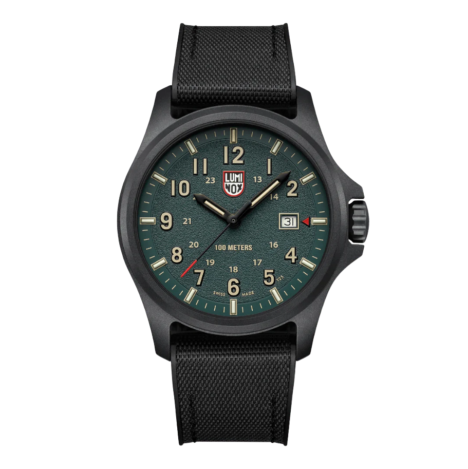 Dit Luminox horloge behoort tot de Atacama Field collectie.
Referentienummer: XL.1977

Dit Atacama Field 1970 horloge is geïnspireerd op zijn naamgenoot, de Atacamawoestijn. Het ontwerp met een donkergroene wijzerplaat met textuurafwerking en zandkleurige uurcijfers doet denken aan het ruige landschap van de woestijn. Het horloge heeft een grote wijzerplaat met de 12- en 24-uursaanduiding, samen met een rode secondewijzer en een rode pijl naast de datum op 3 uur voor directe afleesbaarheid. De wijzerplaat is beschermd door saffierglas met antireflectiecoating. De 43 mm CARBONOX™ kast is gecombineerd met een zwarte rubberen band.