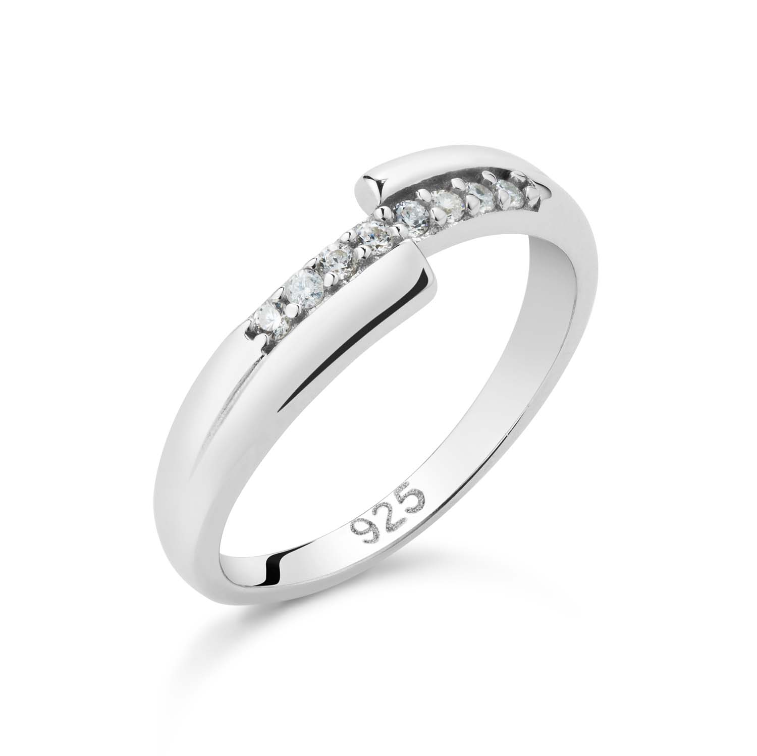 Dit is een zilveren ring met zirkonia stenen
