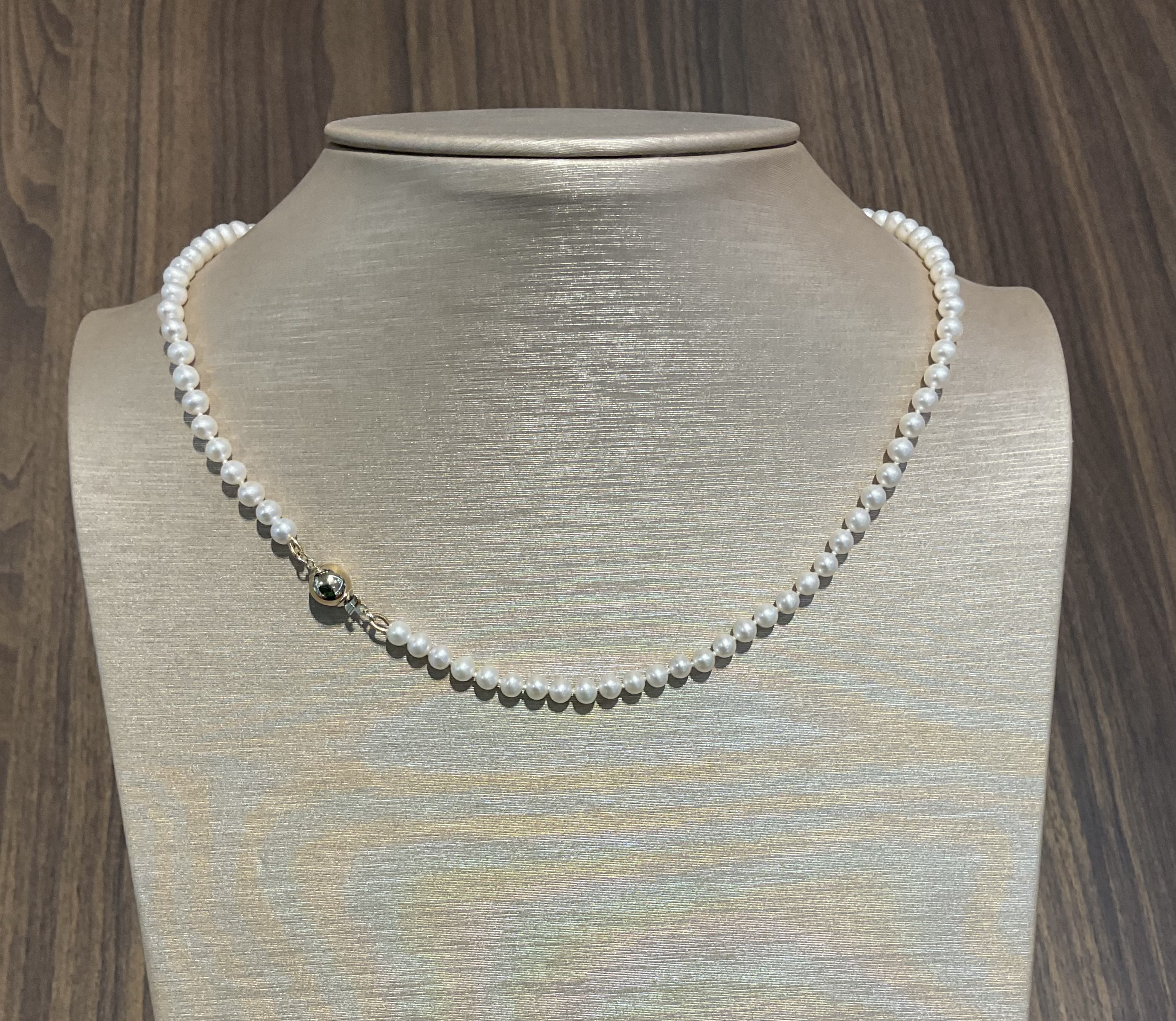 Dit zoetwater parelcollier met parels van 5mm met gouden bolslot en een lengte van 45cm, is een prachtig collier. Gemaakt van zoetwater parels biedt het elegantie en stijl. Ideaal om dagelijks of bij speciale gelegenheden te dragen voor een verfijnde look. Draag het als een eye-catcher boven een eenvoudige top of jurk.